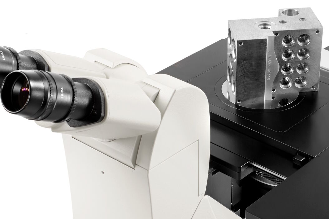 A large sample observed with an inverted microscope
